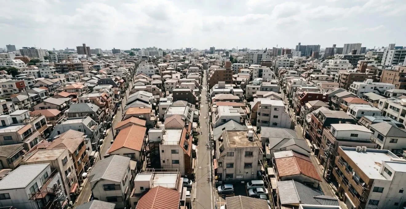 Vue aérienne d'un quartier urbain dense avec rues étroites et forte concentration de bâtiments