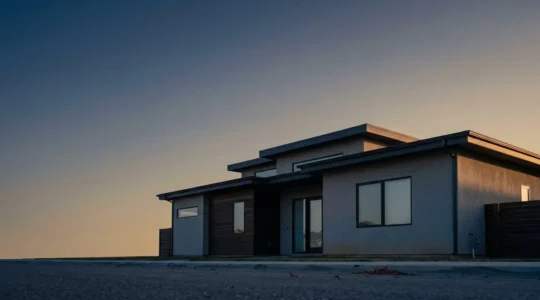 Caméra thermique infrarouge détectant les déperditions de chaleur sur la façade d'une maison