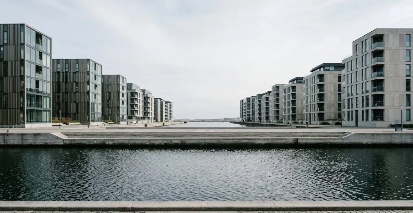 Environnement urbain minimaliste illustrant les enjeux de résilience face aux risques climatiques